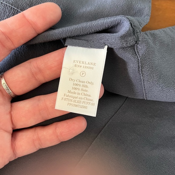 Everlane The Clean Silk Puff-Sleeve Shirt. Size 00. Washed Navy. - Picture 6 of 9